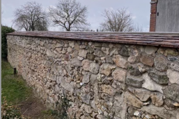 Rehaussement d'un mur en pierre à l'identique à Saint-Maurice-aux-Riches-hommes