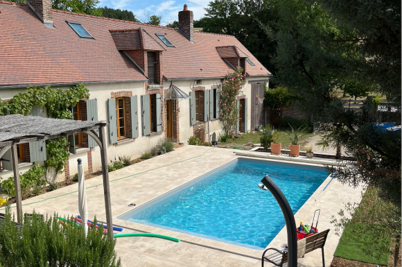Construction d'une piscine UNIBEO avec pose de margelles pour plage a Champlost (89)