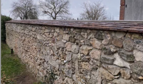 Rehaussement d'un mur en pierre à l'identique à Saint-Maurice-aux-Riches-hommes