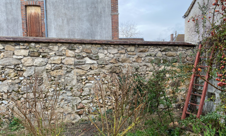 Rehaussement d'un mur en pierre à l'identique à Saint-Maurice-aux-Riches-hommes