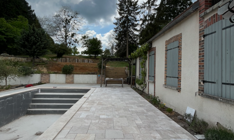 Construction d'une piscine UNIBEO avec pose de margelles pour plage a Champlost (89)