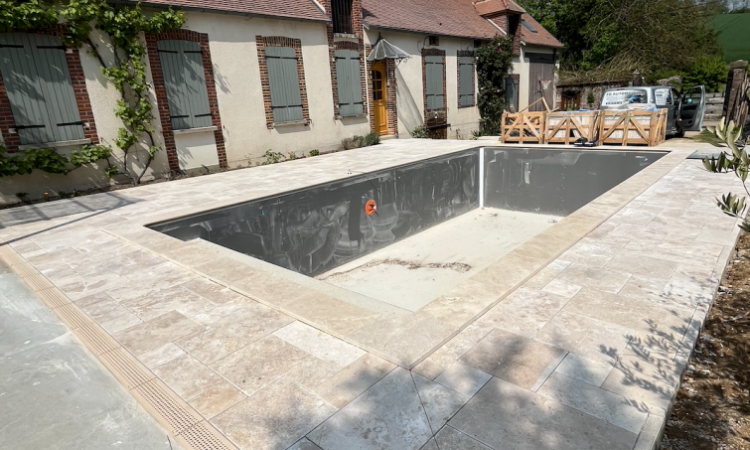 Construction d'une piscine UNIBEO avec pose de margelles pour plage a Champlost (89)