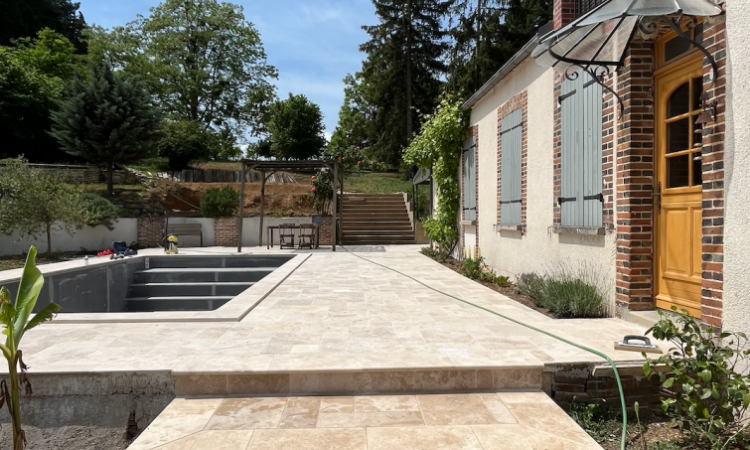 Construction d'une piscine UNIBEO avec pose de margelles pour plage a Champlost (89)