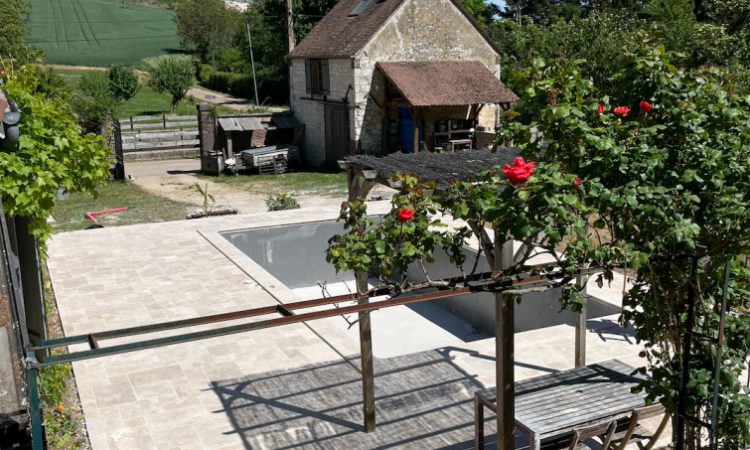 Construction d'une piscine UNIBEO avec pose de margelles pour plage a Champlost (89)