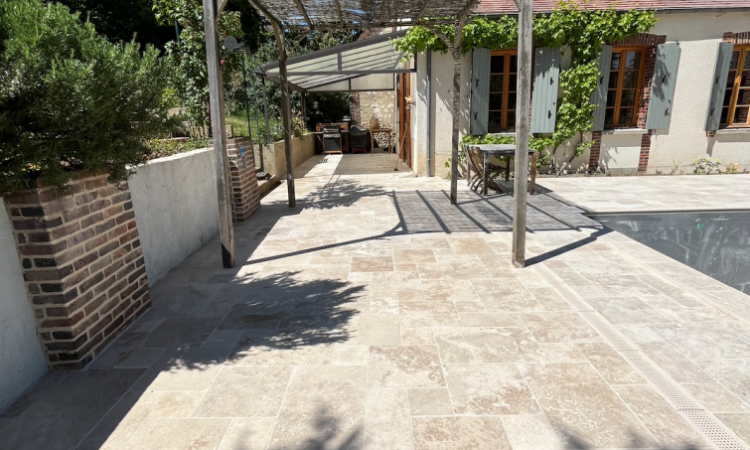 Construction d'une piscine UNIBEO avec pose de margelles pour plage a Champlost (89)